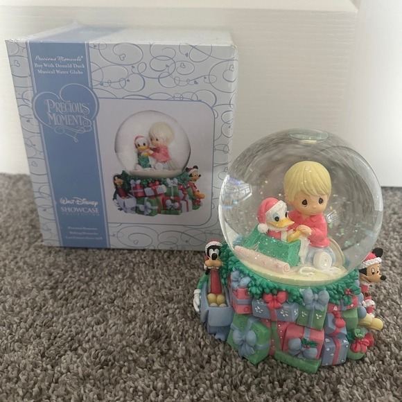 Precious‎ Moments Disney 717003 Boy With Donald Duck Musical Water Globe Goofy